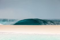 Gran ola rompiendo en la playa - foto de stock