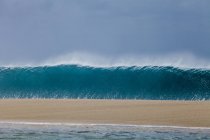Rompiendo olas, Hawaii - foto de stock