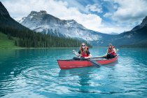 Dos chicas kayak - foto de stock