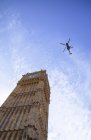 Un hélicoptère survole Big Ben — Photo de stock