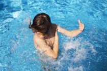 Rapaz salpicando água — Fotografia de Stock