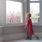 Мальчик, одетый как супергерой — стоковое фото