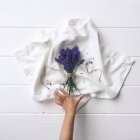 Junge Hand greift nach Lavendel — Stockfoto