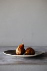 Карамельные запеченные груши на тарелке — стоковое фото
