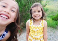 Zwei Mädchen lachen — Stockfoto