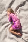 Девушка спит на одеяле — стоковое фото