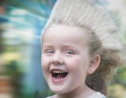Menina com o cabelo soprando no vento — Fotografia de Stock