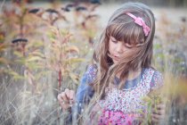 Девушка, играющая в поле — стоковое фото