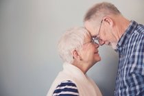 Seniorenpaar berührt Stirn — Stockfoto