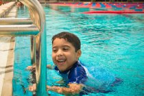 Smiling boy in swimming pool — Stock Photo