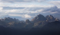 Mountain peaks at dusk — Stock Photo