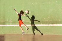 Menino jogando com futebol — Fotografia de Stock