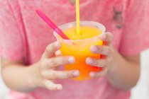 Мальчик пьет апельсиновый сок — стоковое фото