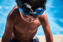 Junge steigt aus Pool aus — Stockfoto