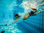 Junge stürzt in Pool — Stockfoto