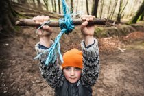 Хлопчик грає і висить на мотузці — стокове фото