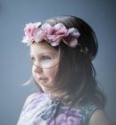 Девушка в цветочном шляпе — стоковое фото