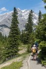Menschen gehen im Banff-Nationalpark spazieren — Stockfoto