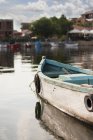 Крупный план гребной лодки в гавани — стоковое фото