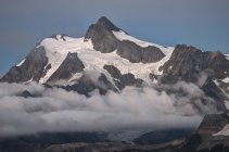 Гора Шуксан над облаками — стоковое фото