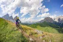 Mujer montando bicicleta de montaña - foto de stock