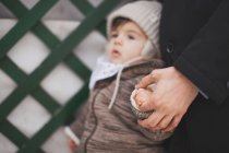 Pai segurando bebê filho mão — Fotografia de Stock