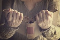 Женщина с книгой в руках — стоковое фото
