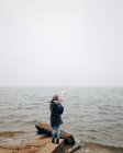 Жінка стоїть біля моря — стокове фото