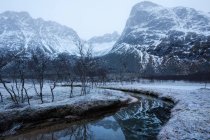 Neve coberto montanhas e rio — Fotografia de Stock