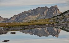 Warbonnet Peak Reflété dans le Tarn près de Temple Lake — Photo de stock