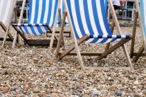 Liegestühle am Strand aufgestellt — Stockfoto