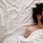 Homme barbu dormir dans le lit — Photo de stock