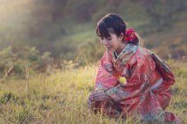 Mulher em quimono em campo — Fotografia de Stock