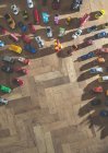 Kleine Spielzeugautos auf dem Boden — Stockfoto