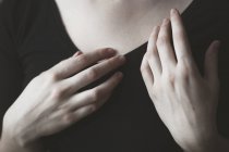 Mani femminili davanti al petto — Foto stock