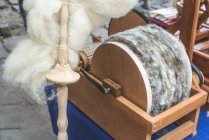 Procesamiento manual de lana - foto de stock