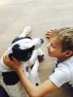 Garçon jouer avec chien — Photo de stock