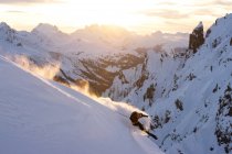 Hombre Esquí en polvo en la región de Arlberg - foto de stock