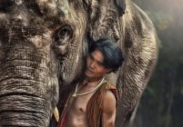 Mahout hombre con elefante - foto de stock