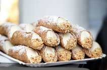 Сицилийский сладкий канноли — стоковое фото