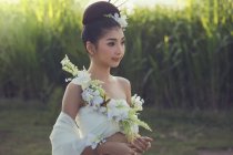 Donna in bellissimo vestito bianco — Foto stock