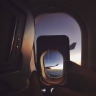 Pessoa que tira fotografias no avião — Fotografia de Stock