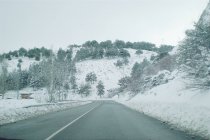 Strada attraverso paesaggio invernale — Foto stock