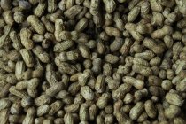 Cacahuètes sur fond noir — Photo de stock