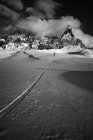 Due sciatori che camminano sul sentiero — Foto stock