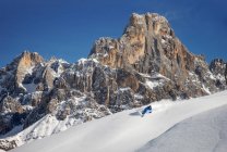Гірські лижі на гірському хребті — стокове фото