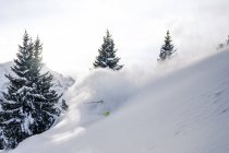 Mann beim Skifahren in Lech — Stockfoto