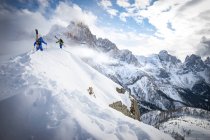 Dos hombres Esquí en polvo en Dolomitas - foto de stock