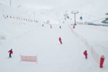 Люди катаються на лижах на лижному схилі — стокове фото