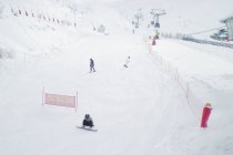 Люди катаються на лижах на лижному схилі — стокове фото